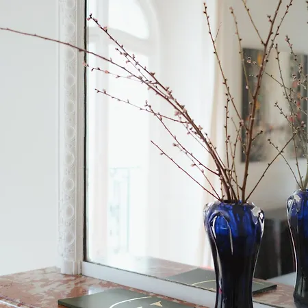 Veeve - Sun-drenched Sophistication